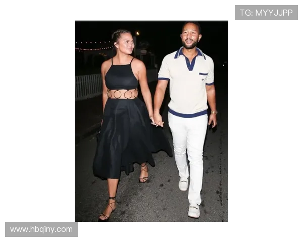 郑钦文柏林街拍：紫色网球包配 Labubu 玩偶，赛场外的个性符号(2)